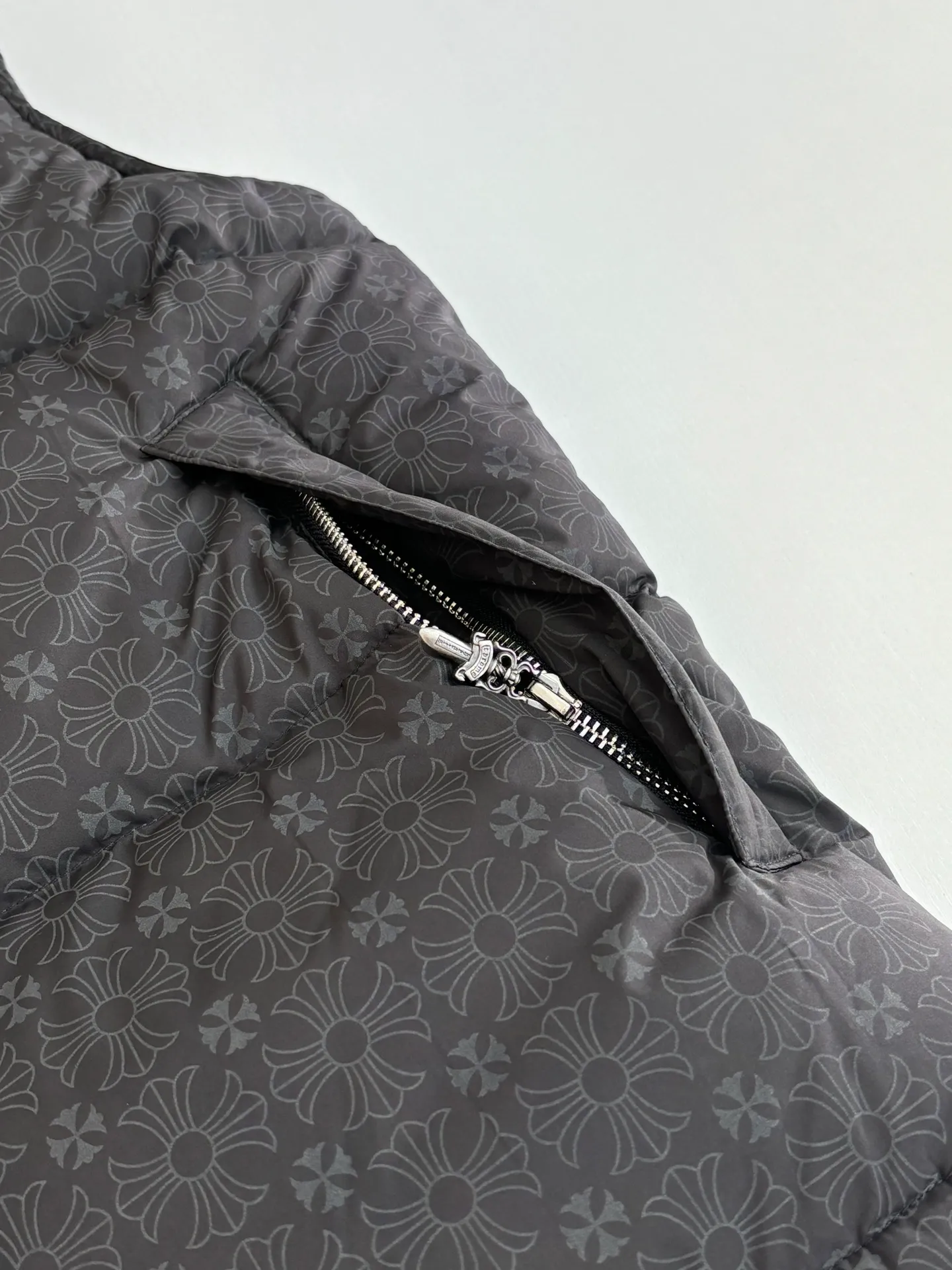 P810 Chrome Heart*/Chrome Heart dark pattern jacquard down vest uses a unique dark pattern jacquard process to make the fabric visually present a rich layering and three-dimensional effect, which is both beautiful and fashionable. High-quality fabrics, special fabrics that are waterproof, stain-proof and breathable, ensure the practicality and comfort of the clothes. The down filling is full and even, ensuring good thermal insulation performance. Filled with 90 white duck down Size: S/M/L/XL